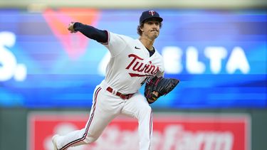 El abridor de los Mellizos de Minnesota Joe Ryan lanza en la primera entrada en el encuentro ante los Yanquis de Nueva York el martes 25 de abril del 2023. (AP Foto/Abbie Parr)