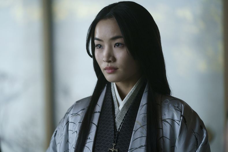 Esta imagen proporcionada por FX muestra a Anna Sawai como Toda Mariko en una escena de Shogun. (Katie Yu/FX vía AP)