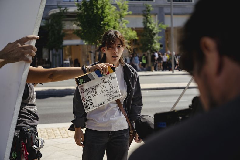 En esta imagen proporcionada por Prime Video, Vicky Luengo en el set de Reina Roja. (Prime Video vía AP)
