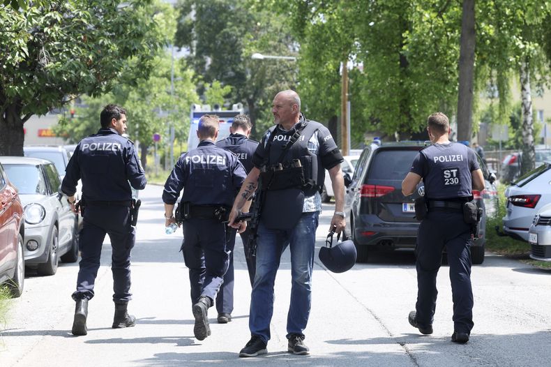 Agentes de policía acuden al lugar de un tiroteo en una escuela en Graz, Austria, el martes 10 de junio de 2025. (Kleine Zeitung via AP)