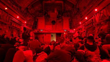 Foto obtenida por The Associated Press que muestra soldados estadounidenses, incluyendo heridos en un ataque iraní contra la base Port Shuaiba, en su avión militar de transporte al ser evacuados de Kuwait, el 10 de marzo de 2026. (AP foto)