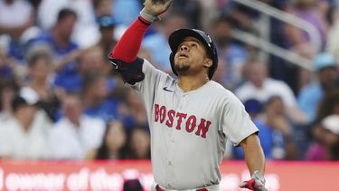 El dominicano Enmanuel Valdez, de los Medias Rojas de Boston, festeja su jonrón solitario ante los Azulejos de Toronto, el miércoles 19 de junio de 2024 (Nathan Denette/The Canadian Press via AP)