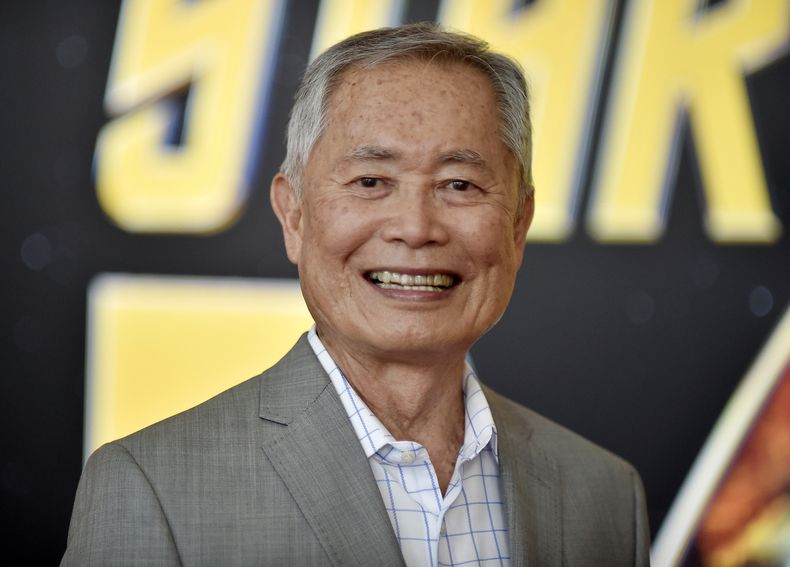 ARCHIVO - George Takei llega a la celebración del Día de Star Trek en Los Ángeles el 8 de septiembre de 2021. Takei planea publicar la próxima primavera (boreal) un libro ilustrado que se basa en los años de su infancia que pasó en campos de internamiento para estadounidenses de origen japonés titulado My Lost Freedom e ilustrado por Michelle Lee. (Foto Richard Shotwell/Invision/AP, archivo)