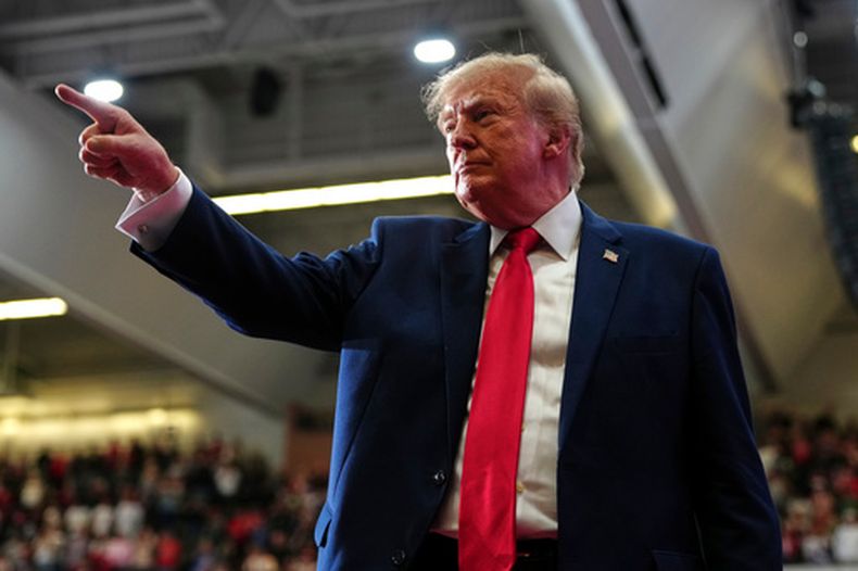 El presidente Donald Trump al concluir un acto de campaña, el domingo 25 de octubre de 2026, en Port Huron, Michigan. (AP Foto/Julia Demaree Nikhinson)