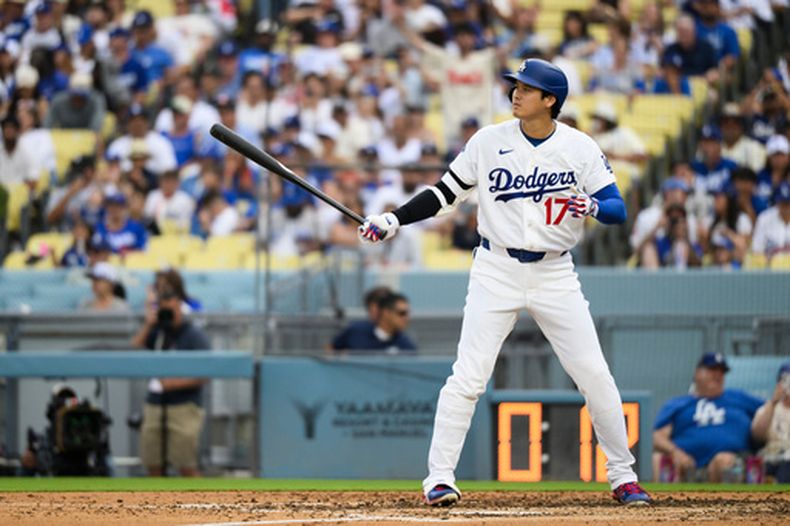 Shohei Ohtani, de los Dodgers de Los Ángeles, se prepara para batear durante la quinta entrada de un partido de béisbol contra los Diamondbacks de Arizona en Los Ángeles, el domingo 12 de julio de 2026. (Foto AP/Kyusung Gong)