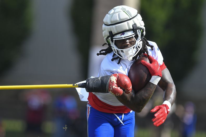 El running back James Cook (4) de los Bills de Buffalo durante un entrenamiento, el domingo 27 de julio de 2025, en Pittsford, Nueva York. (AP Foto/Adrian Kraus)