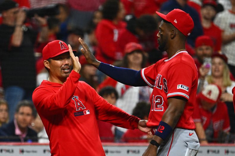 Kurt Suzuki, manager de los Angelinos de Los Ángeles, festeja con el cubano Jorge Soler luego del triunfo sobre los Rojos de Cincinnati, el viernes 10 de abril de 2026 (AP Foto/Ben Jackson)