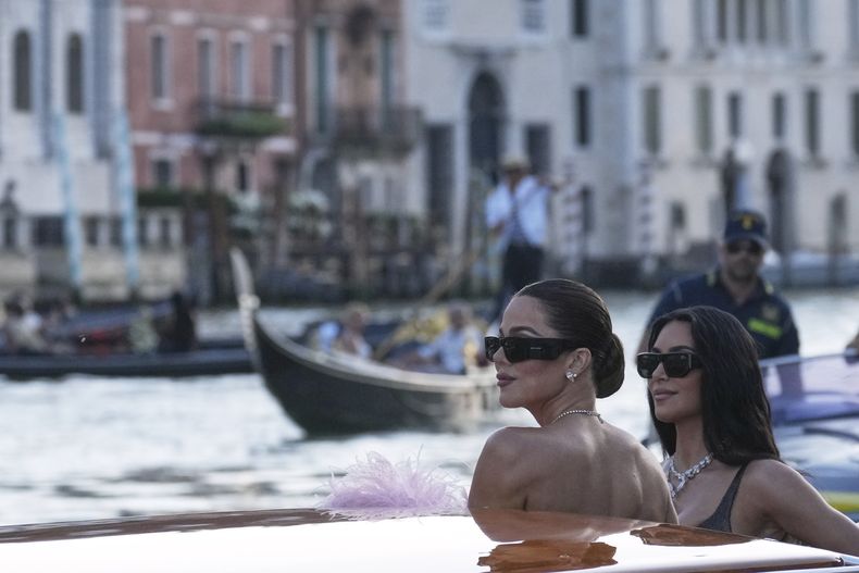 Khloé Kardashian, izquierda, y Kim Kardashian salen de un hotel previo a la boda de Jeff Bezos y Lauren Sanchez, en Venecia, Italia, el viernes 27 de junio de 2025. (Foto AP/Antonio Calanni)