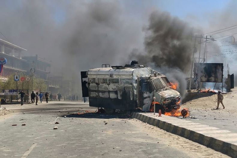 Un vehículo policial arde durante una protesta para exigir la condición de estado federal al gobierno indio, en la localidad de Leh, en la región de Ladakh, India, el 24 de septiembre de 2025. (AP Foto)