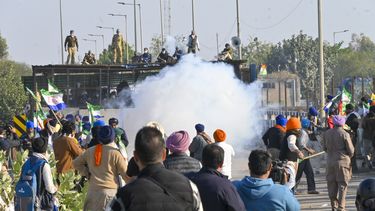 La policía dispara gases lacrimógenos para dispersar a agricultores que marchan hacia Nueva Delhi, cerca de la frontera de Punjab-Haryana, en Shambhu, India, el 6 de diciembre de 2024. (AP Foto/Rajesh Sachar)