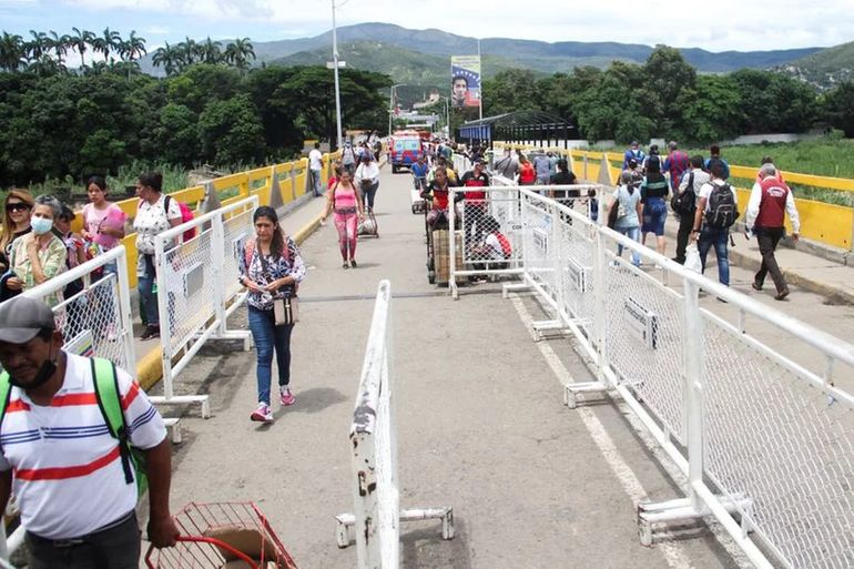 Foto de archivo. Personas cruzan el puente internacional Simón Bolívar en la frontera entre Colombia y Venezuela, en Villa del Rosario, Colombia, 28 de junio, 2022. REUTERS/Carlos Eduardo Ramírez