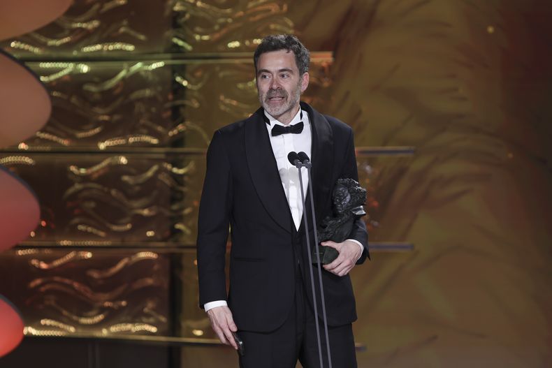 Pol Rodriguez recibe el premio a mejor dirección por Segundo premio durante la 39ª ceremonia de los Premios Goya en Granada, España, el sábado 8 de febrero de 2025, en Granada. (Foto AP/Fermin Rodriguez)