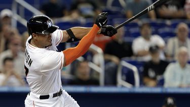 americateve | El jugador de los Marlins, Giancarlo Stanton, conecta un doble en un partido contra los Rockies el jueves, 3 de abril de 2014, en Miami. (AP Photo/Lynne Sladky)