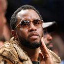 ARCHIVO - Sean Diddy Combs se sienta en la cancha en la segunda mitad de un partido de baloncesto de la NBA entre los Brooklyn Nets y los New York Knicks, el 12 de marzo de 2017, en Nueva York. (Foto AP/Kathy Willens, archivo)