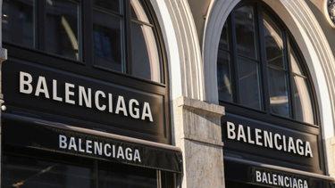 balenciaga presenta nuevo modelo de tenis rotos y sucios por 1.850 dolares (y genera desconcierto en redes sociales)