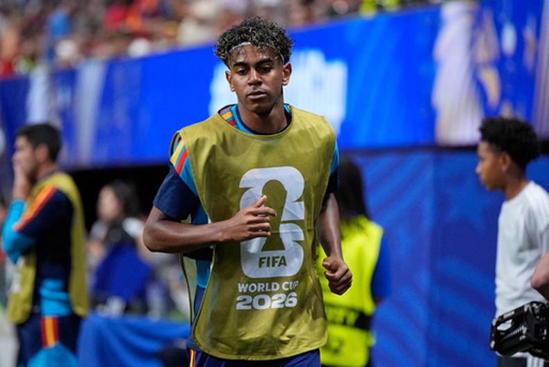 El delantero Lamine Yamal español durante el calentamiento previo al partido contra Cabo Verde en el Mundial, el lunes 15 de junio de 2026, en Atlanta. (AP Foto/Mike Stewart)