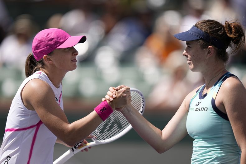 La polaca Iga Swiatek (izquierda), se saluda con Linda Noskova, de la República Checa, luego que Swiatek derrotara a Noskova en el Abierto BNP Paribas en Indian Wells, California, el domingo 10 de marzo de 2024. (AP Foto/Mark J. Terrill)