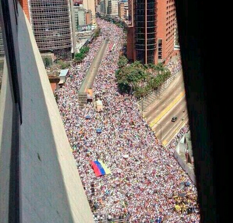 Miles de personas se movilizaron en Caracas y en las principales ciudades del país, horas después de que se confirmara la muerte de un chofer por el ataque de colectivos chavistas. Diputada venezolana María Corina Machado es puesta en libertad tras retenc