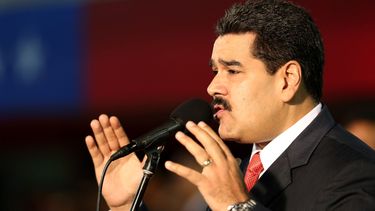 americateve | El presidente venezolano Nicol&aacute;s Maduro pronuncia un discurso durante una ceremonia de juramentaci&oacute;n del nuevo jefe de las fuerzas armadas en la base de Fuerte Tiuna en Caracas, Venezuela, el lunes 27 de octubre de 2014. El gobierno de Madur