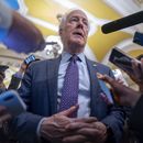 ARCHIVO - El senador John Cornyn, representante de Texas, es rodeado por reporteros mientras se dirige a la Cámara en el Capitolio, en Washington, el 7 de febrero de 2024. (AP Foto/J. Scott Applewhite, Archivo)