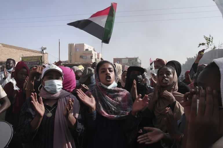 El Ejército sudanés acepta restituir al primer ministro