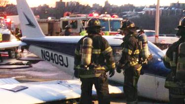 americateve | Los bomberos acudieron en ayuda de una avioneta en esta foto tomada de la cuenta de Twitter del Departamento de Bomberos de Nueva York, cuando aterriz&oacute; en una autopista Major Deegan Expressway del condado del Bronx, de Nueva York, el s&aacute;bado