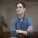 ARCHIVO - El periodista Evan Gershkovich, del diario Wall Street Journal, está en una jaula de vidrio en un tribunal de Moscú, 18 de abril de 2023. La cena de la Asociación de Corresponsales de la Casa Blanca, conocida por los chistes al presidente, planea el sábado 29 de abril de 2023 hablar seria y solemnemente sobre el papel del periodismo en una democracia. (AP Foto/Alexander Zemlianichenko, File)