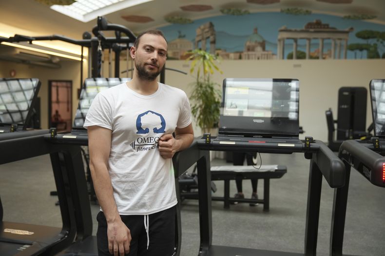 El entrenador personal Valerio Masella, de 26 años, que entrenó a Robert Francis Prevost antes de que el cardenal se convirtiera en el papa León XIV, posa en su gimnasio cerca del Vaticano, el miércoles 21 de mayo de 2025. (AP Foto/Alessandra Tarantino)
