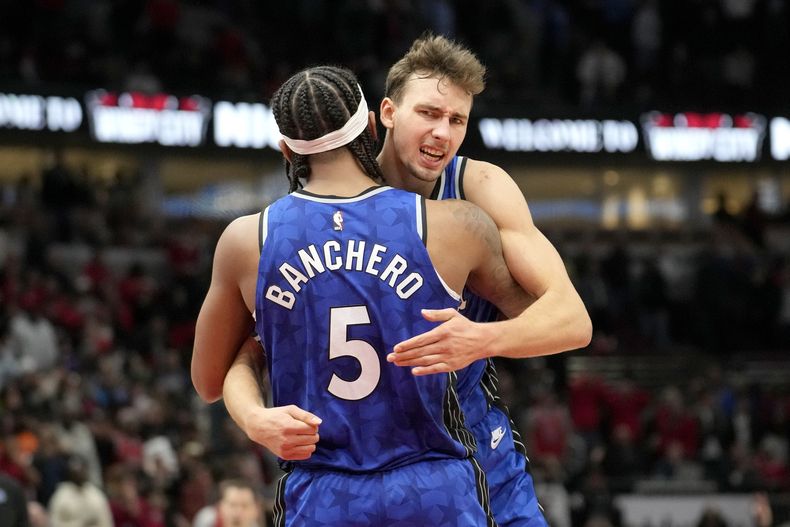 Franz Wagner, del Magic de Orlando, abraza a Paolo Banchero tras la victoria sobre los Bulls de Chicago, el miércoles 15 de noviembre de 2023 (AP Foto/Charles Rex Arbogast)