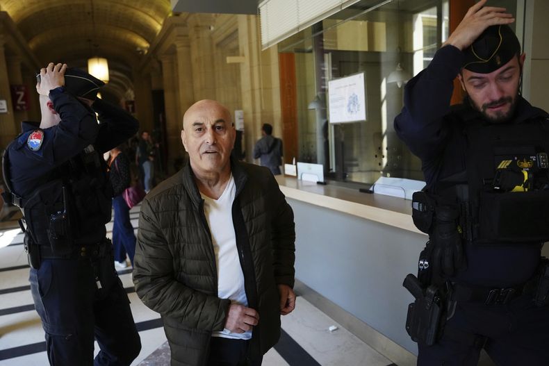Yunice Abbas, uno de los hombres acusados del robo a mano armada contra Kim Kardashian en 2016, llega al palacio de justicia el lunes 28 de abril de 2025 en París.(Foto AP/Aurelien Morissard)