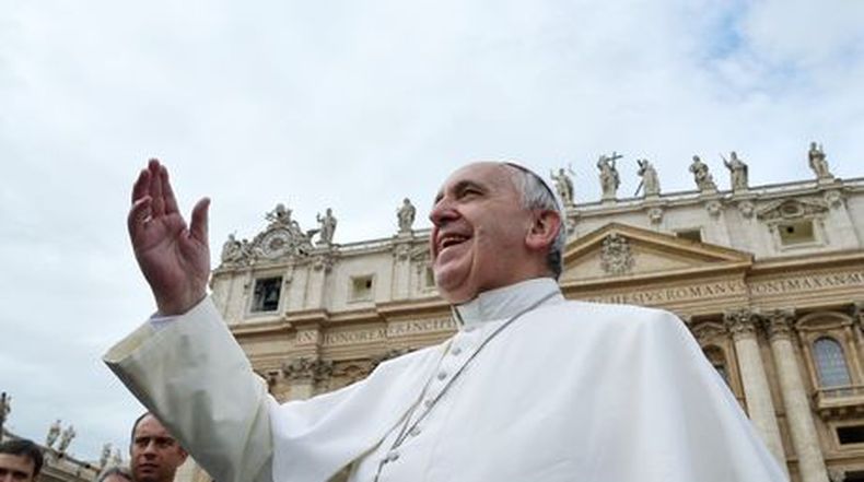 El ex consultor de la Agencia Nacional de Seguridad, Edward Snowden, y el papa Francisco lideran el listado de propuestas para recibir el premio Nobel de la Paz el próximo 10 de octubre.