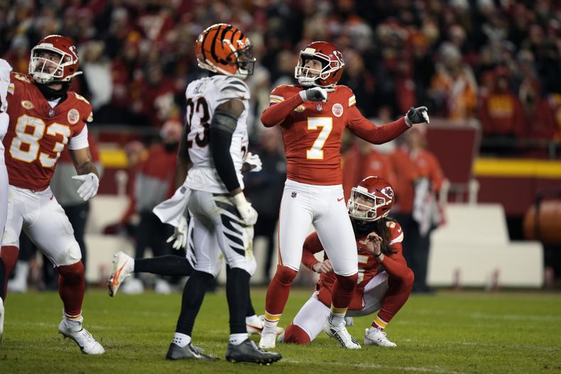 El pateador de los Chiefs de Kansas City Harrison Butker (7) observa su gol de campo para 48 yardas durante la segunda mitad del juego de la NFL ante los Bengals de Cincinnati, el domingo 31 de diciembre de 2023, en Kansas City, Misuri. (AP Foto/Charlie Riedel)
