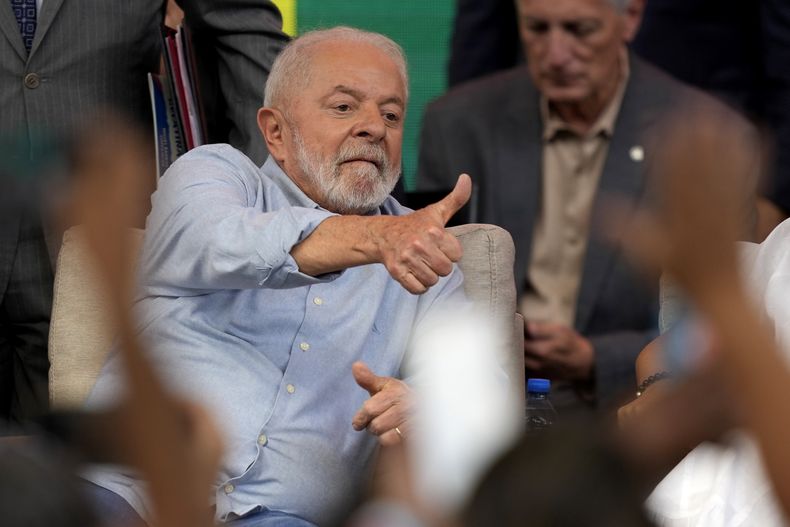 El presidente brasileño Luiz Inácio Lula da Silva hace una señal de aprobación durante un evento navideño con recolectores de basura reciclable, el viernes 22 de diciembre de 2023, en Brasilia. (AP Foto/Eraldo Peres)