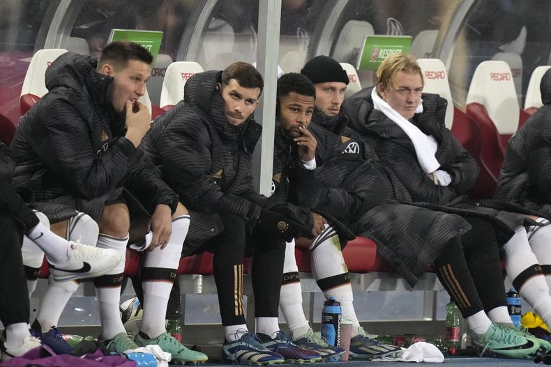 Los jugadores de Alemania reaccionan en la banca durante el partido amistoso contra Austria, el martes 21 de noviembre de 2023, en Viena. (AP Foto/Matthias Schrader)