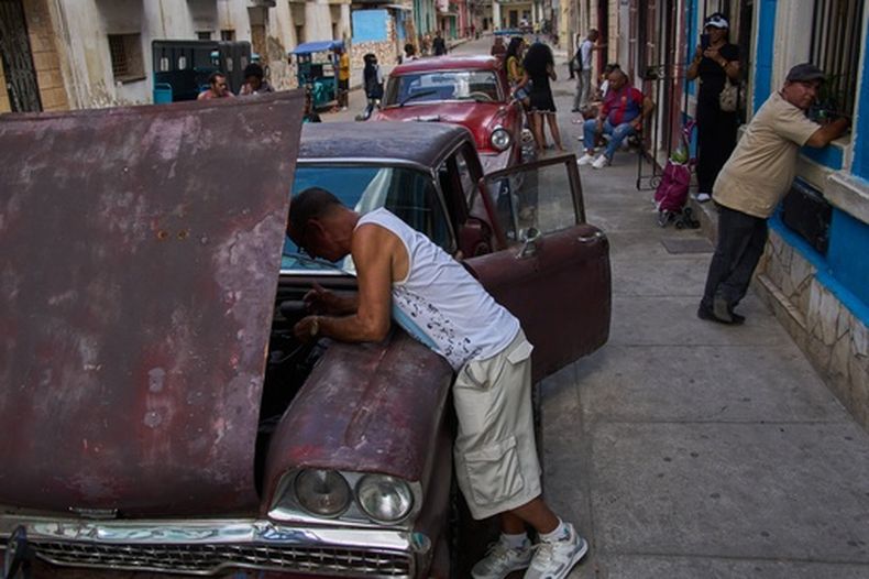 Varias personas permanecen en la calle durante un apagón en La Habana, Cuba, el lunes 16 de marzo de 2026. (Foto AP/Ramón Espinosa)
