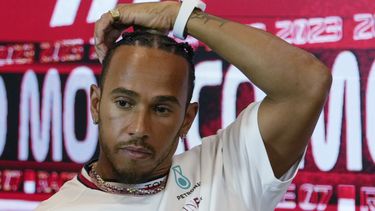 Lewis Hamilton del equipo Mercedes durante una rueda de prensa previo al Gran Premio de Mónaco, el jueves 25 de mayo de 2023. (AP Foto/Luca Bruno)