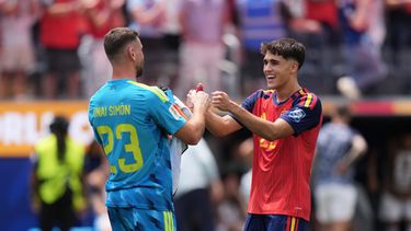 Unai Simón, portero de España, festeja con Pau Cubarsi, tras la victoria sobre Austria en el duelo de dieciseisavos de final disputado el jueves 2 de julio de 2026 en Inglewood, California (AP Foto/Jae C. Hong)
