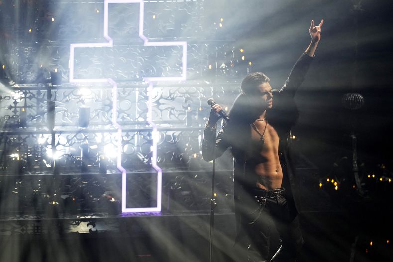 Yungblud rinde homenaje a Ozzy Osbourne durante los Premios MTV a los Videos Musicales el domingo 7 de septiembre de 2025 en la Arena UBS en Elmont, Nueva York. (Foto Charles Sykes/Invision/AP)