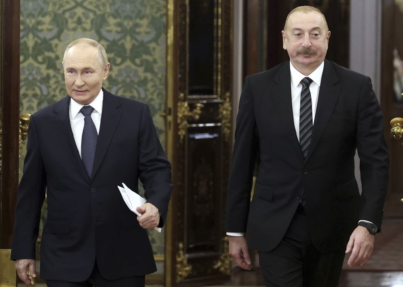 El presidente ruso Vladímir Putin (izq) y el presidente azerbaiyano Ilham Aliyev en el Kremlin en Moscú el 8 de octubre del 2024. (Valery Sharifulin, Sputnik, Kremlin Pool Photo via AP)