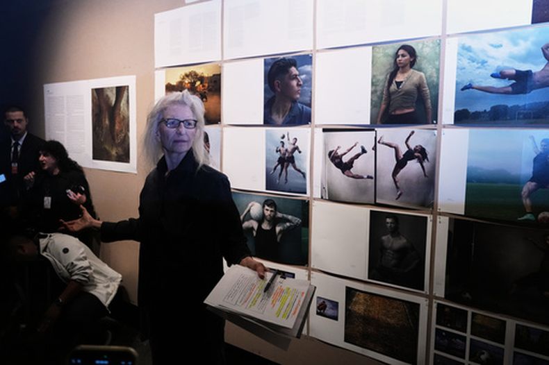 La fotógrafa Annie Leibovitz conversa con periodistas en su exposición Fútbol 2026, que reúne fotografías relacionadas con la Copa Mundial de Fútbol, en el Museo Nacional de Antropología de la Ciudad de México, el lunes 8 de junio de 2026. (Foto AP/Eduardo Verdugo)