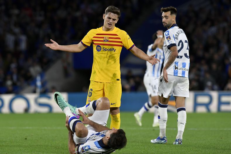 Gavi, del Barcelona, hace un gesto durante un partido de La Liga ante la Real Sociedad, en un partido de La Liga española, realizado el sábado 4 de noviembre de 2023 (AP Foto/Alvaro Barrientos)