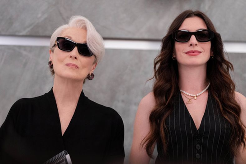 Esta imagen, difundida por 20th Century Studios, muestra a Meryl Streep, izquierda, y Anne Hathaway en una escena de The Devil Wears Prada 2. (Macall Polay/20th Century Studios vía AP)