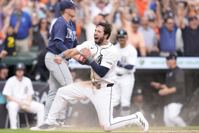 Matt Vierling de los Tigres de Detroit reacciona tras anotar una carrera ante los Rays de Tampa Bay, el jueves 26 de septiembre de 2024, en Detroit. (AP Foto/Carlos Osorio)