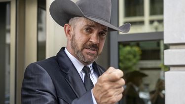 El comisionado del condado Otero, Nuevo México, Couy Griffin, habla con los periodistas en un tribunal federal en Washington, el 17 de junio de 2022. Griffin fue destituido de su cargo por participar en el asalto al Capitolio en enero de 2021. (Foto AP/Gemunu Amarasinghe, Archivo)