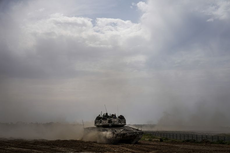 Soldados israelíes conducen un tanque en la frontera con la Franja de Gaza, en el sur de Israel, el martes 13 de febrero de 2024. (Foto AP/Ariel Schalit)
