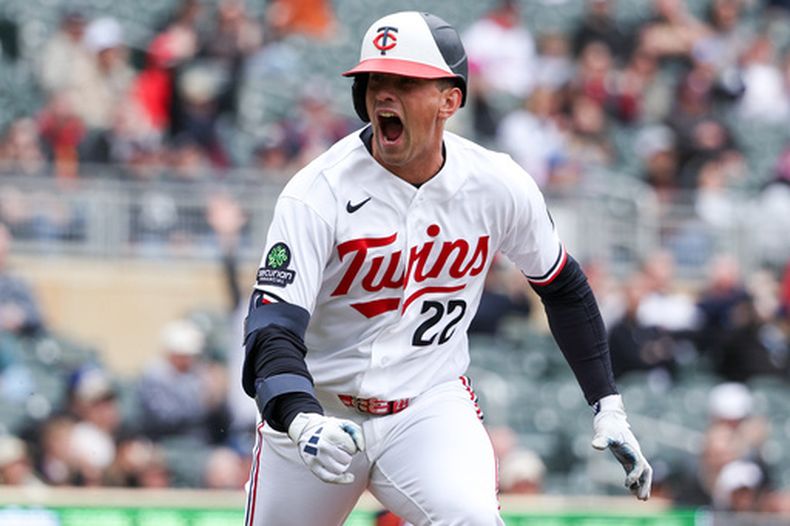 Brooks Lee de los Mellizos de Minnesota celebra luego de dar un hit remolcador ante los Tigres de Detroit, el jueves 9 de abril de 2026, en Minneapolis. (AP Foto/Matt Krohn)