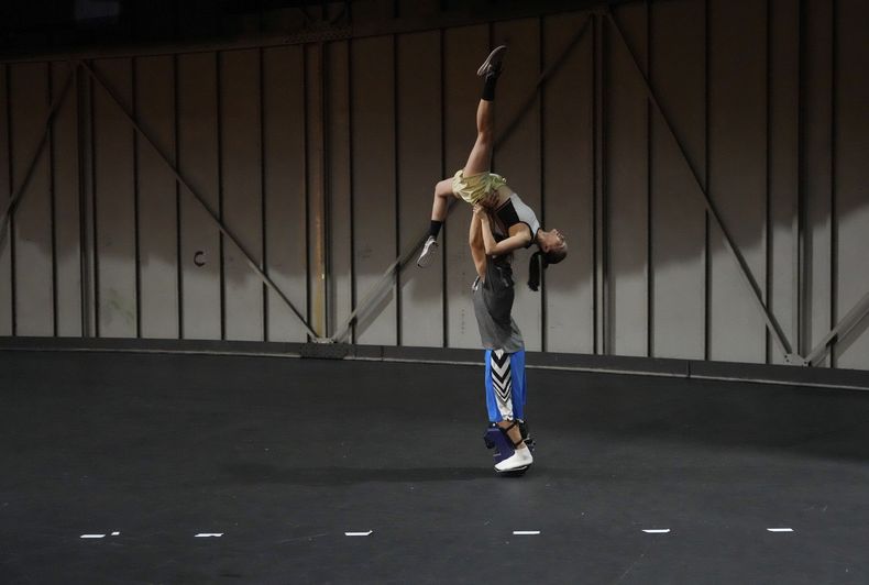 Bailarines ensayan la Danza de los Juegos en la sala de conciertos de Creteil, al este de París, el miércoles 31 de julio de 2024. Mourad Merzouki llevará la danza hip hop a los Juegos Olímpicos de París. El coreógrafo franco-argelino es el creador de la Danza de los Juegos. La exhibición de Merzouki en el Parque de Campeones de Trocadéro comienza el lunes 2 de agosto. 5, 2024. (Foto AP/Michel Euler)