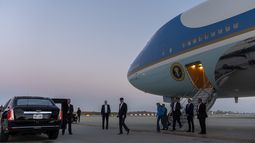 El presidente Joe Biden camina hacia su limusina tras llegar en el Air Force One, el sábado 15 de junio de 2024, en Los Ángeles. (AP Foto/Alex Brandon)