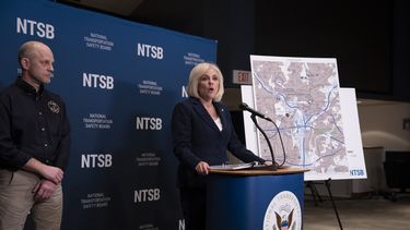La presidenta de la Junta Nacional de Seguridad en el Transporte (NTSB), Jennifer Homendy, acompañada por el investigador a cargo, Brice Banning, a la izquierda, habla sobre la reciente colisión en pleno vuelo de un vuelo de American Airlines y un helicóptero Black Hawk cerca del Aeropuerto Nacional Ronald Reagan de Washington, en una rueda de prensa en Washington, el martes 11 de marzo de 2025. (AP foto/Ben Curtis)