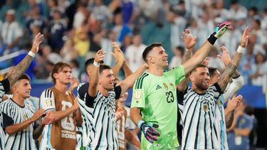 El arquero argentino Emiliano Martínez (23) y sus compañeros tras la victoria 3-2 ante Cabo Verde en los 16vos de final del Mundial, el viernes 3 de julio de 2026. (AP Foto/Chris Carlson)